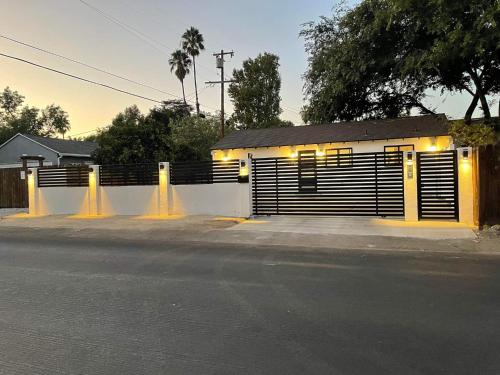 Gated private house with own parking Sherman Oaks — 4-Star Luxury Hotel in Los Angeles, United States