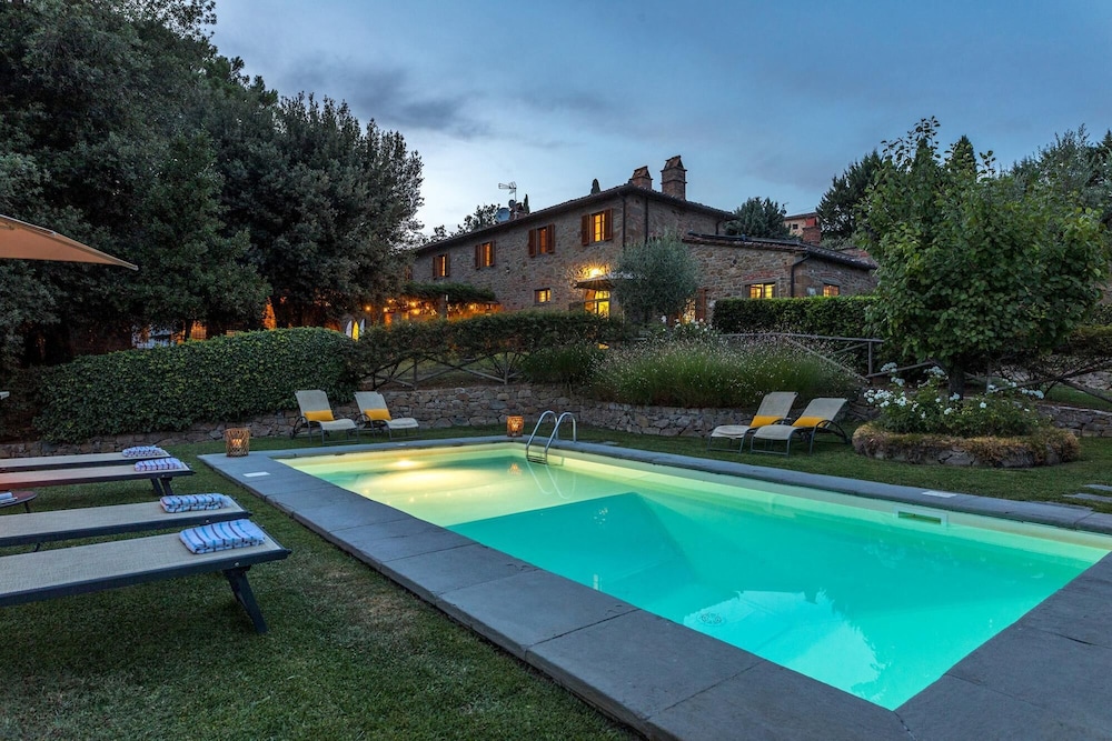 Tenuta Sagherina 8 Emma Villas — 4-Star Luxury Hotel in Cortona, Italy