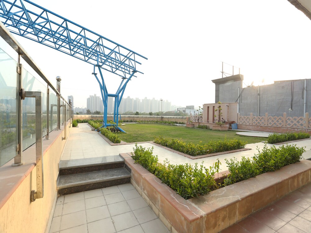 Oyo 10591 Parktel - last minute hotel in Noida