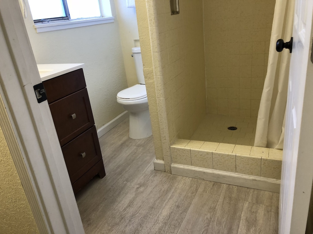 Cedar Inn & Suites - photo 50