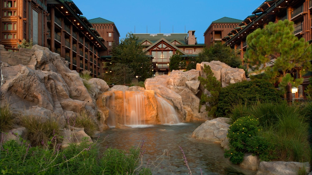 Disneys Wilderness Lodge — 4-Star Luxury Hotel in Lake Buena Vista, United States