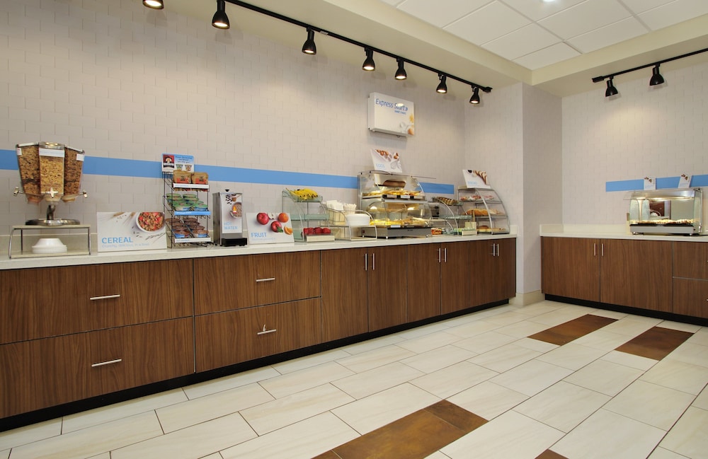 Holiday Inn Express & Suites Brookshire Katy Freeway by IHG - photo 20