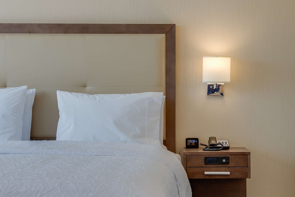 Hampton Inn & Suites Los Angeles Glendale - photo 14