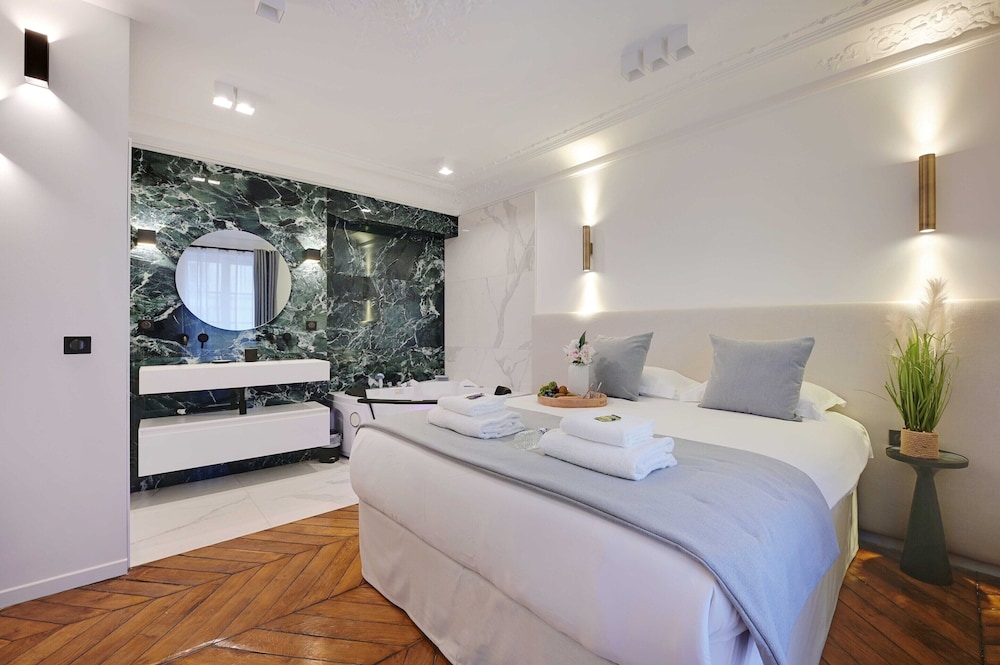 Charming Apartment 2br 6p Gare Saint lazare — 4-Star Luxury Hotel in Paris, France