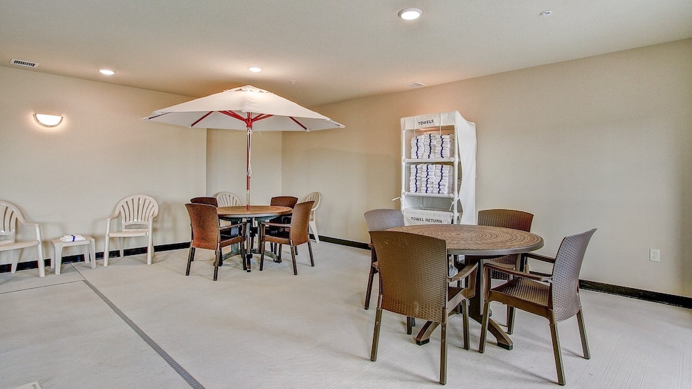 Cobblestone Hotel & Suites Pulaski Green Bay - photo 32