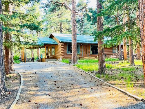 Cozy Cabin on the Creek — 4-Star Luxury Hotel in Yuma, United States