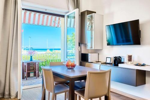 Appartamento con Terrazza Fronte Mare — 4-Star Luxury Hotel in Riccione, Italy