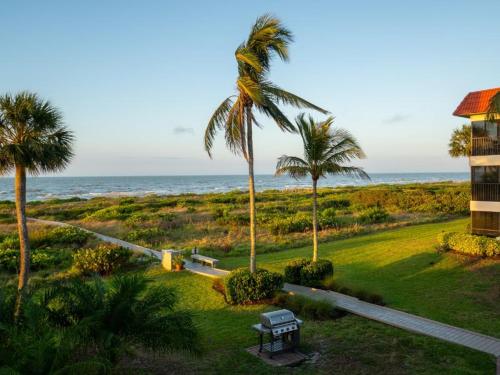 Cozy 1BR beachfront condo on Sanibel Island with stunning ocean views 3B2 — 4-Star Luxury Hotel in Sanibel, United States