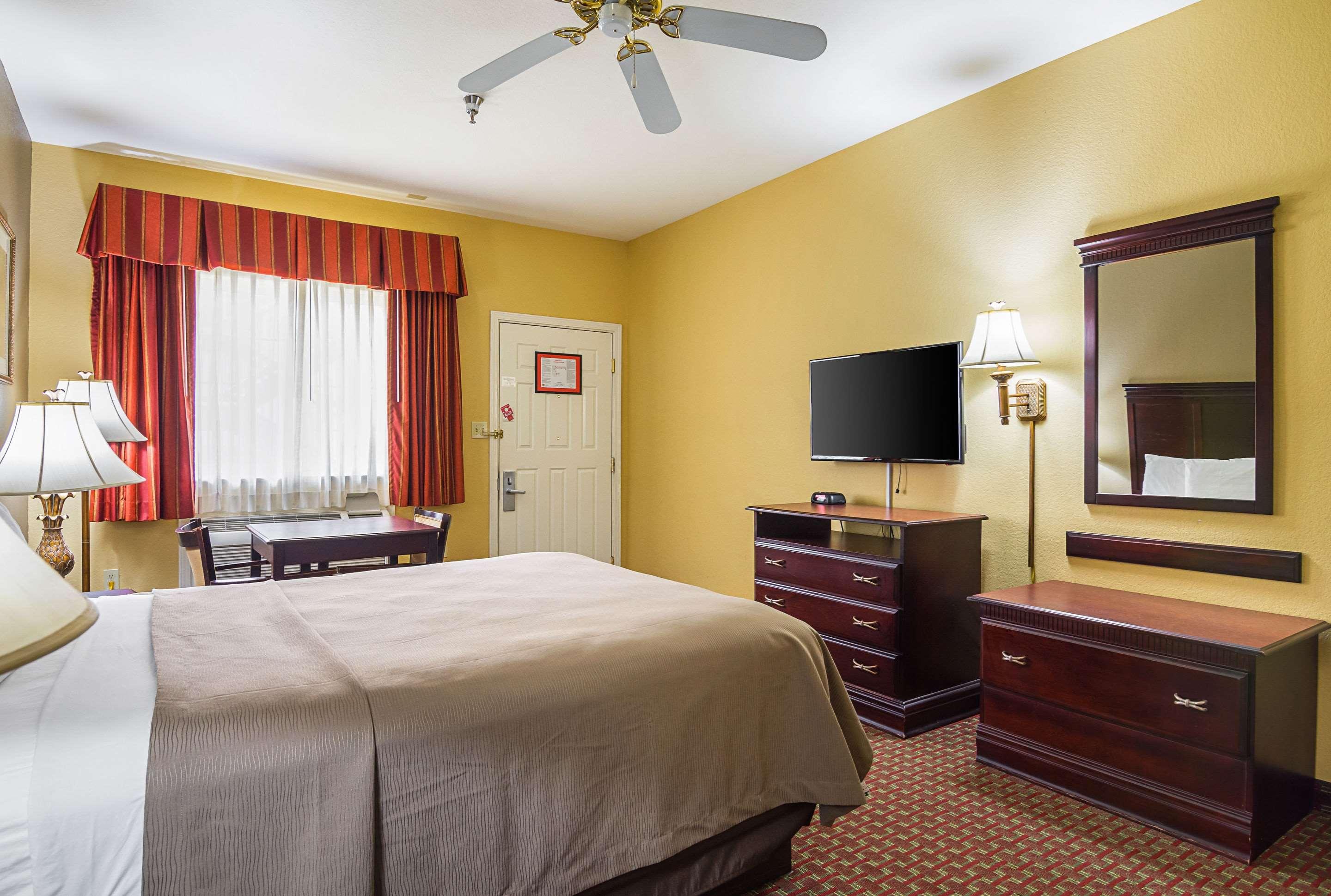Bryant Inn & Suites - photo 15