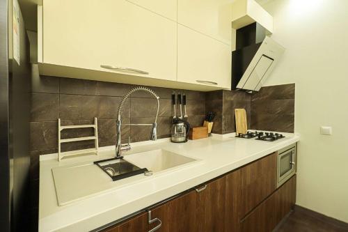 Central and Comfy Tbilisi 1BR Apartment by Wehost