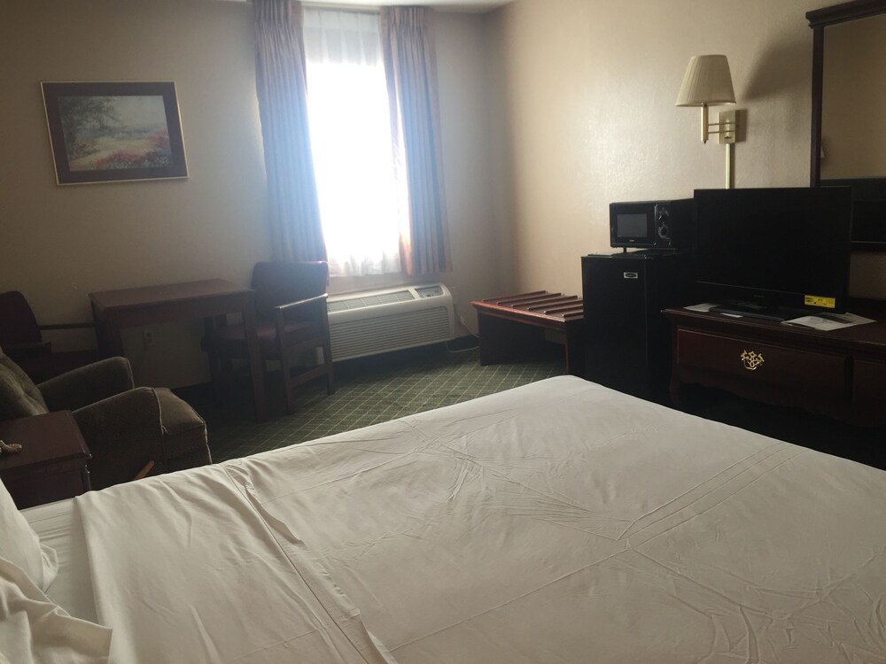 Briarwood Inn of Sparta - photo 2
