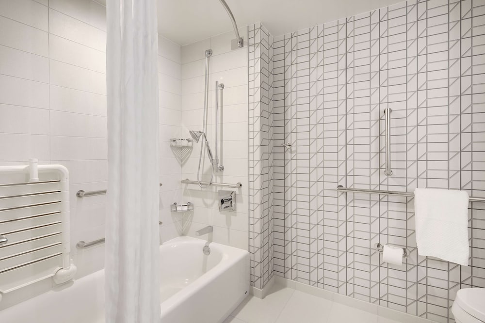 Embassy Suites by Hilton Atlanta Perimeter Center - photo 21
