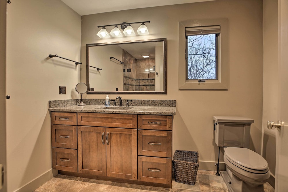 Mountaintop Wintergreen Resort Home with Deck Views — hotel in Lyndhurst
