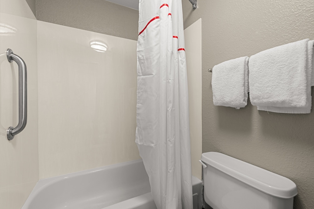 Red Roof Inn Salem - photo 28