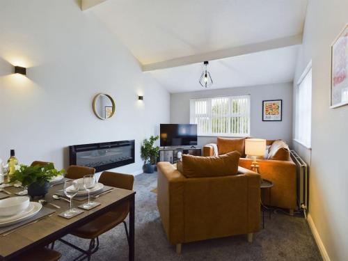 Luxury accommodation by Our Home Short Stays with free parking fast wifi and TVs in every room ideal for contractors and families — 4-Star Luxury Hotel in Macclesfield, United Kingdom