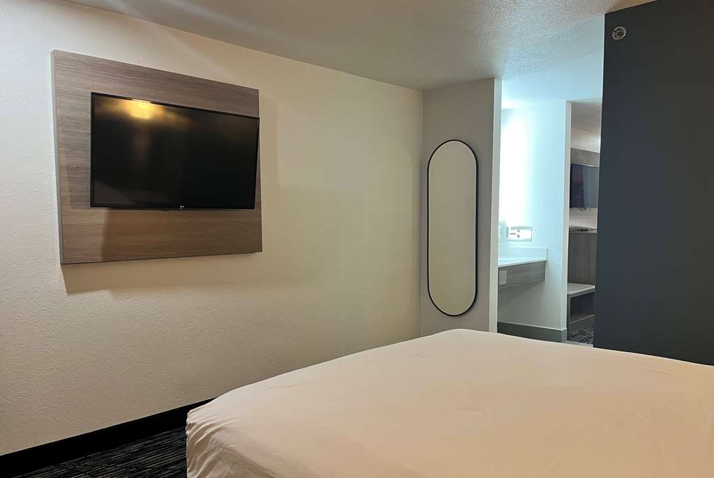Baymont by Wyndham Indianapolis Northeast - photo 20