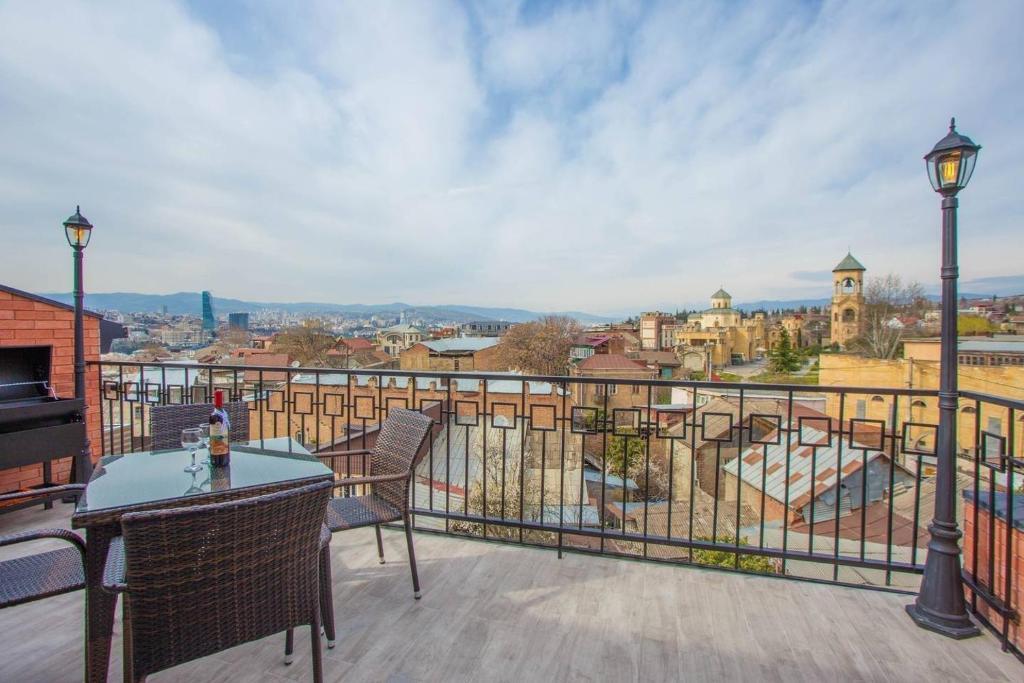 2BR Apt w terrace & stunning views