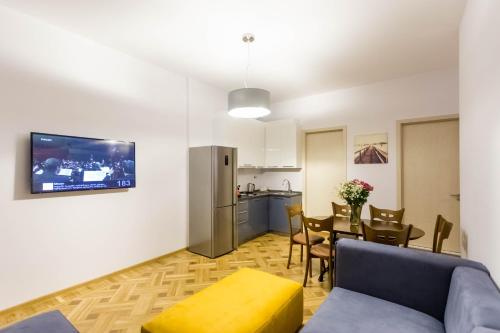 Luxury 3 BR apartment by Freedom square City Center