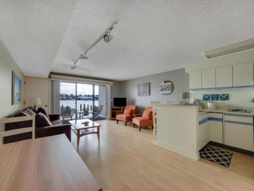 105 Edgewater Inn - photo 14