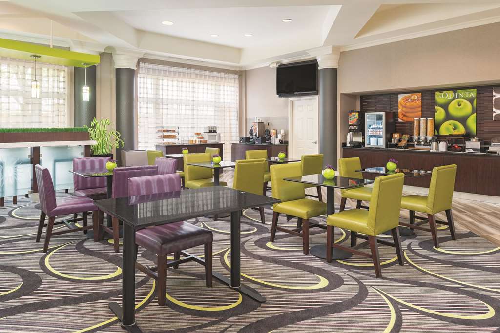 La Quinta Inn & Suites by Wyndham St. Louis Westport - photo 52