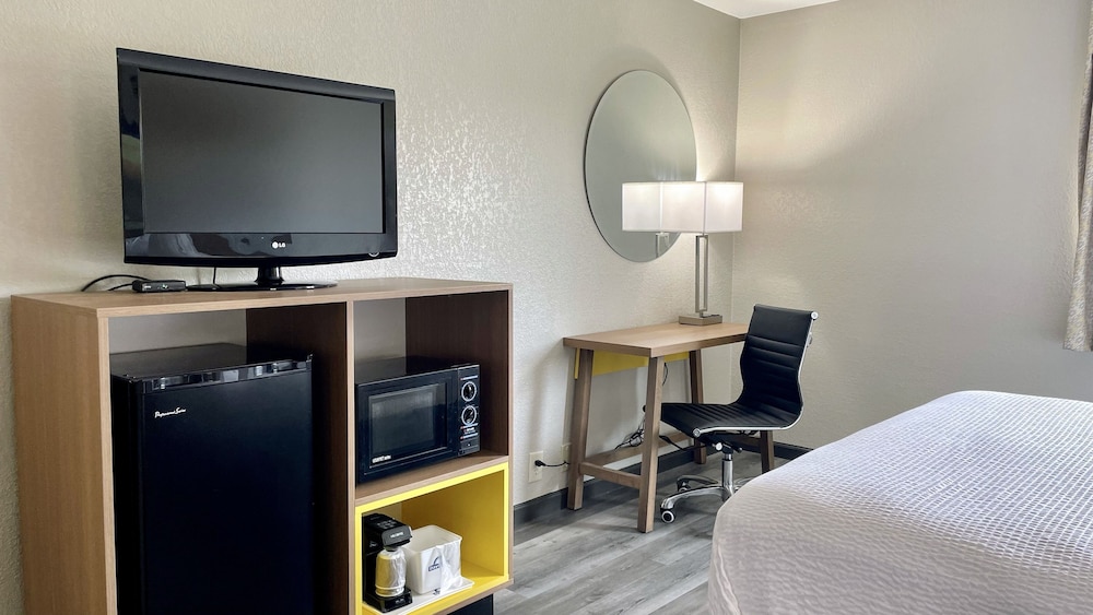 Days Inn by Wyndham Columbus IN - photo 14