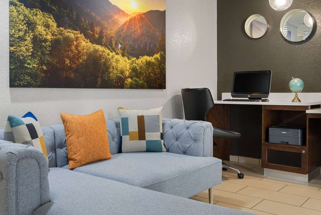 La Quinta Inn & Suites by Wyndham Knoxville Airport - photo 30