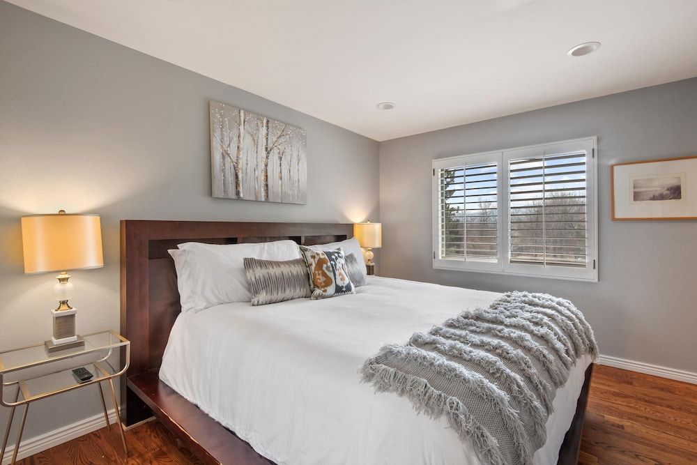 Relaxing Escape Large Deck 12 Min to Red Rocks — 4-Star Luxury Hotel in Lakewood, United States