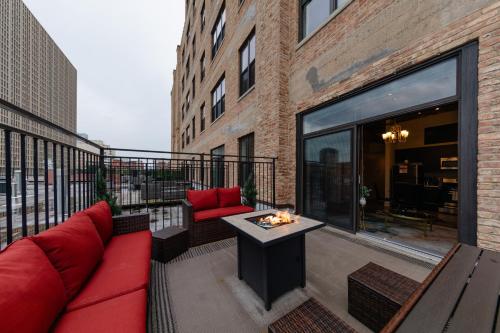 Modern South Loop 2BR Apartment with View of Skyline Patio and Gym Access Near McCormick Place Convention Center & Museum Campus — 4-Star Luxury Hotel in Chicago, United States