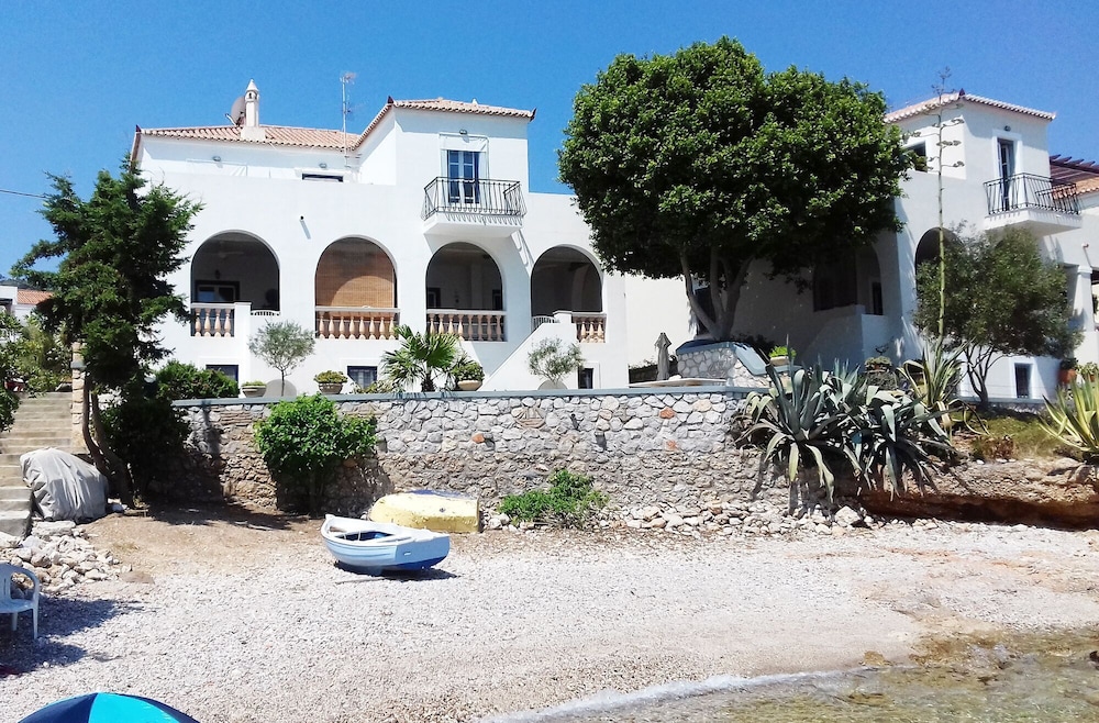 Beachfront Spetses Spectacular Fully Equipped Traditional Villa Families groups — 4-Star Luxury Hotel in Spetses, Greece