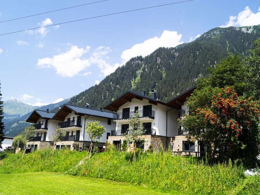 Chalet in Zillertal near Ski Slopes & Whirlpool — 4-Star Luxury Hotel in Aschau, Austria