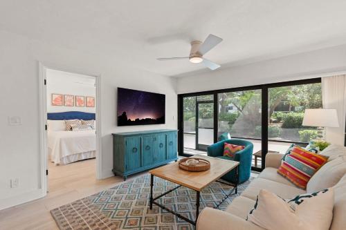 Exquisite Luxury First Floor Condo Easy Walk to Amenities — 4-Star Luxury Hotel in Naples, United States