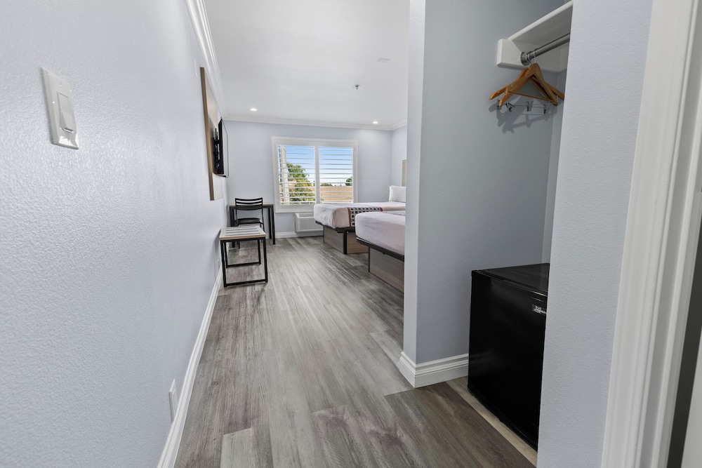 Downey Inn Luxury Suites - photo 7