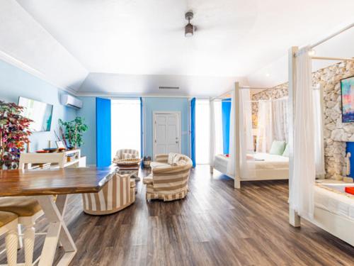 Studio Palms BC in Nassau, Bahamas