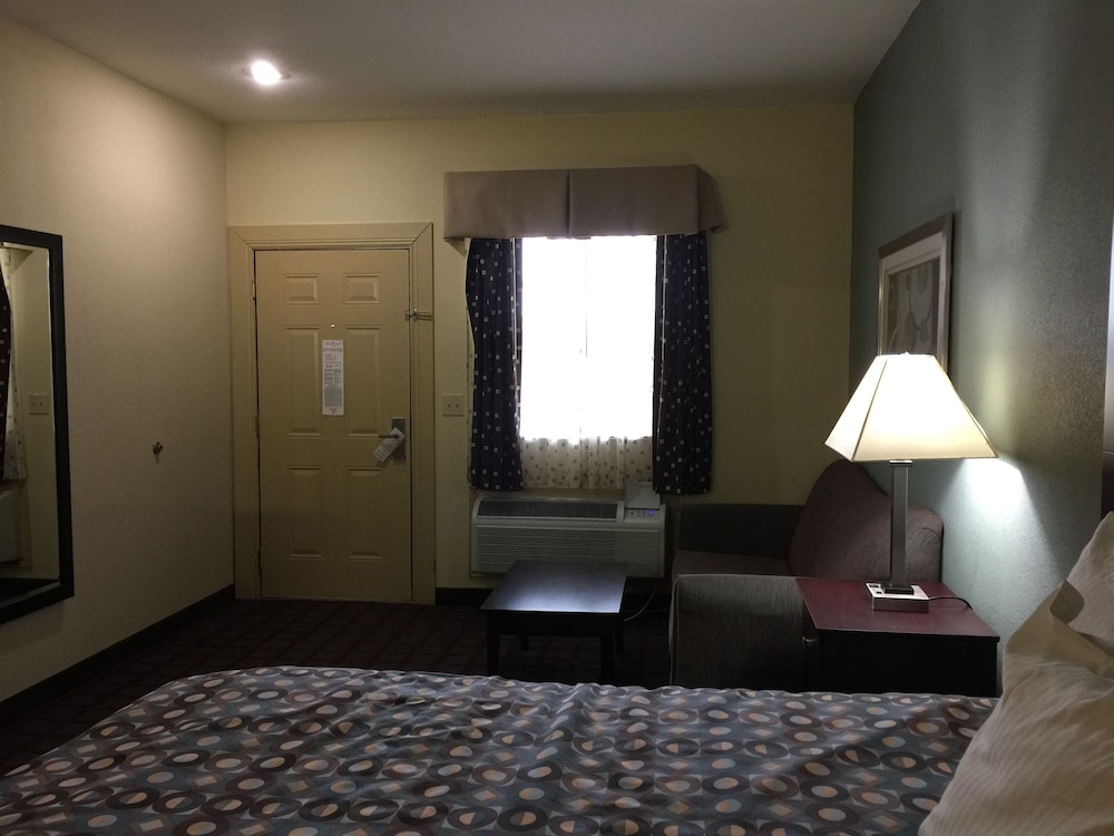 Pearsall Inn & Suites - photo 9