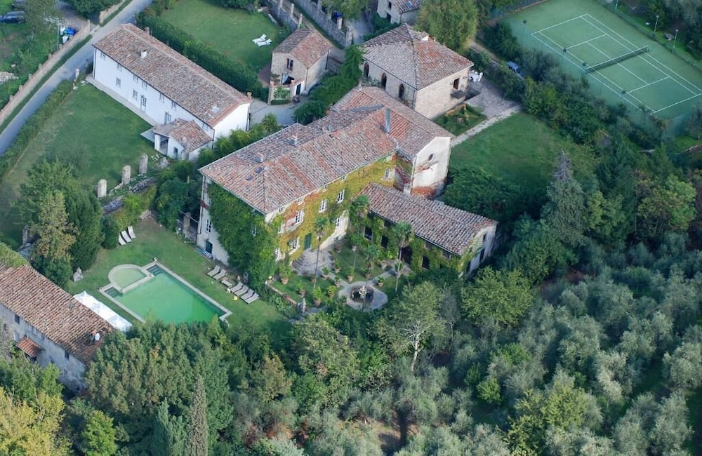 Villa Michaela — 4-Star Luxury Hotel in Capannori, Italy