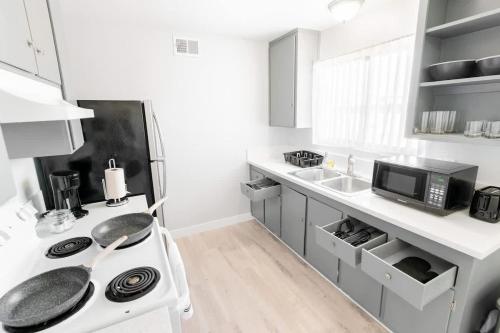 Chic 2 Bed Oasis Sleeps 6 Minutes From Strip