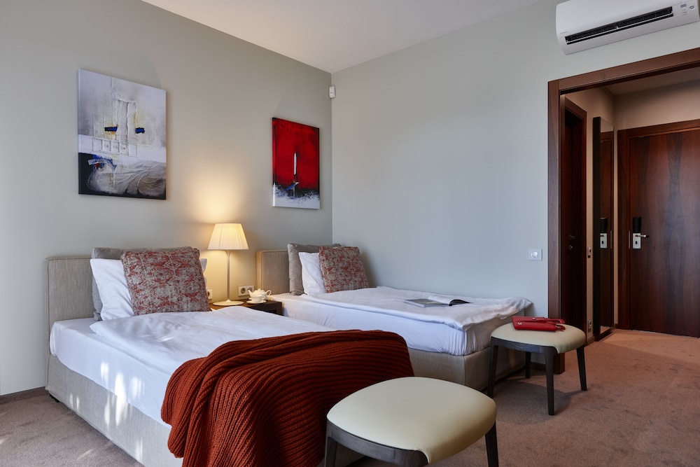 Velich Country Club — hotel in Yershov