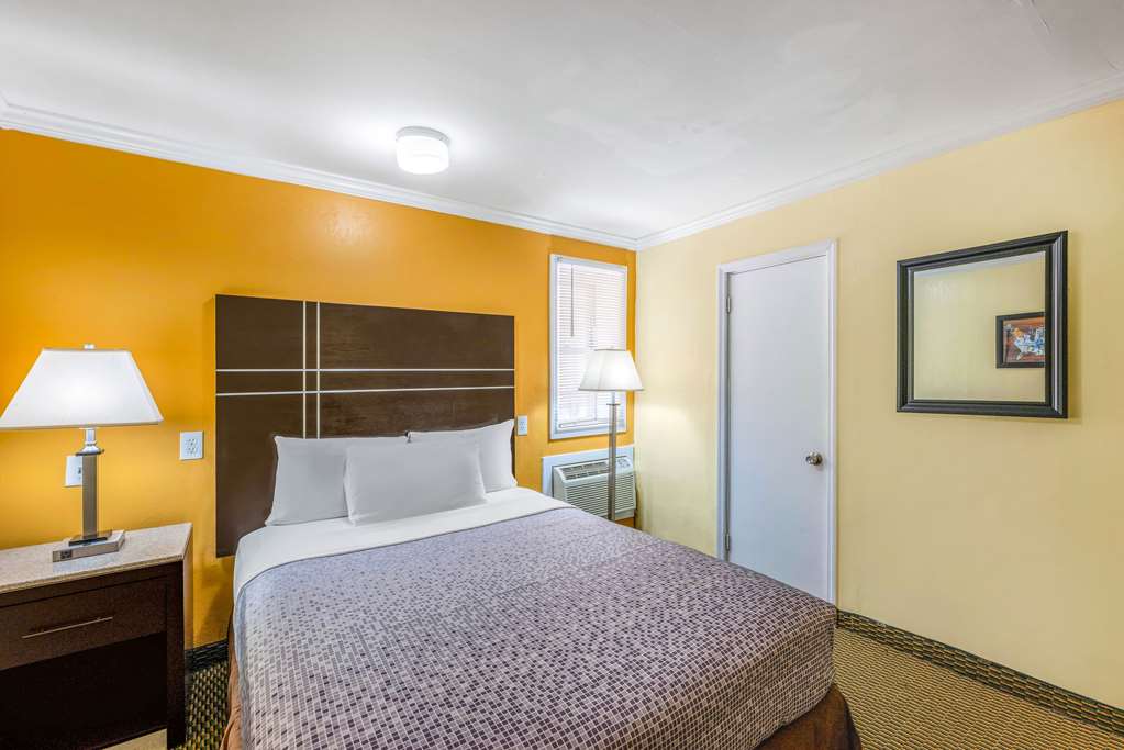 Econo Lodge Beach and Boardwalk - photo 8