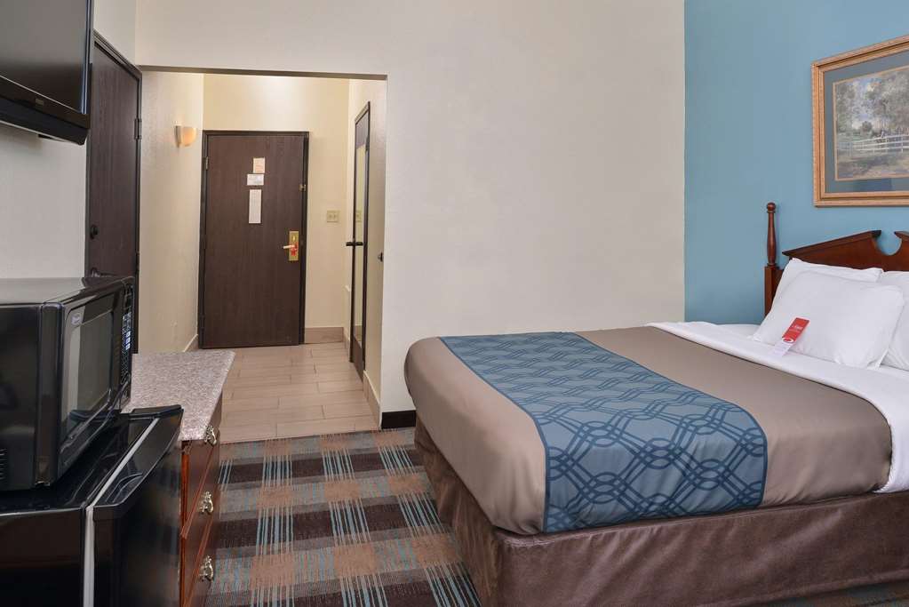 Econo Lodge Inn & Suites Shelbyville - photo 7