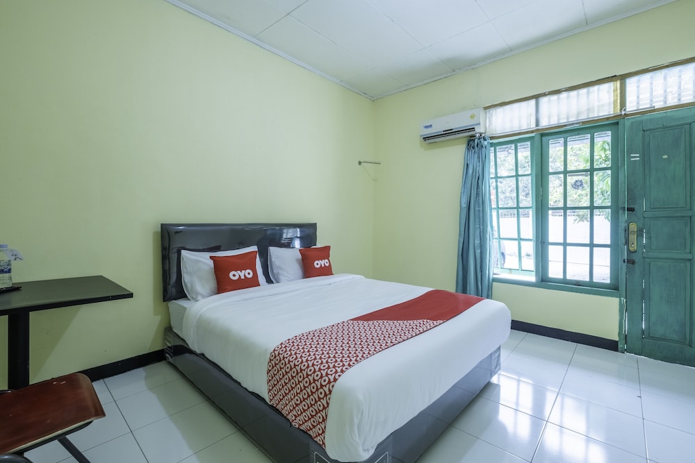 Oyo 1750 Lourdes in Karawang, Indonesia