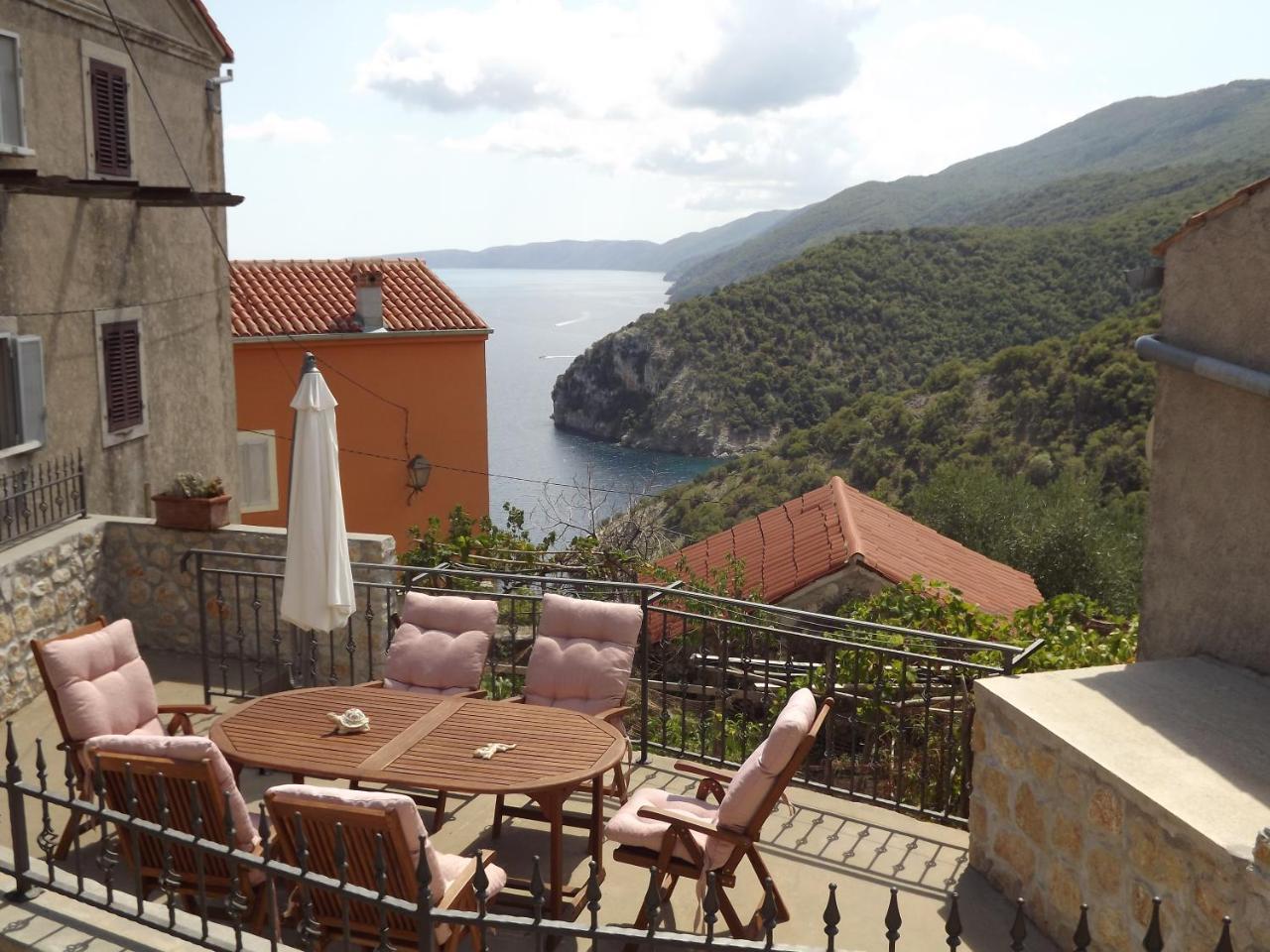 House Bajota with Terrace And Sea View — 4-Star Luxury Hotel in Cres, Croatia