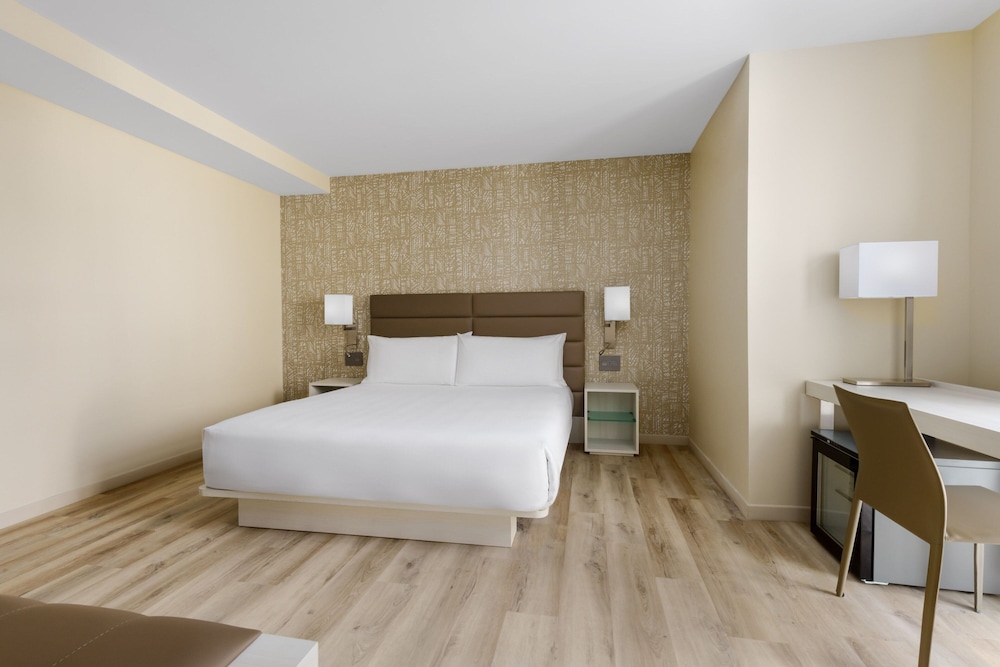 AC Hotel by Marriott Naples 5th Avenue - photo 9
