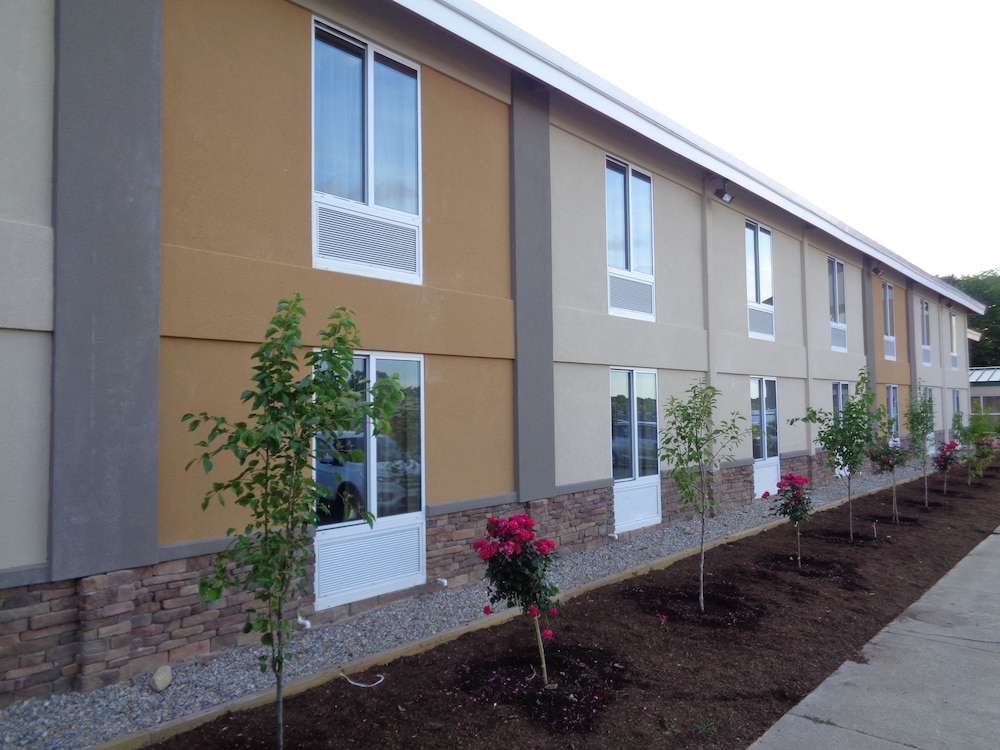 Plymouth Bay Inn and Suites - photo 2