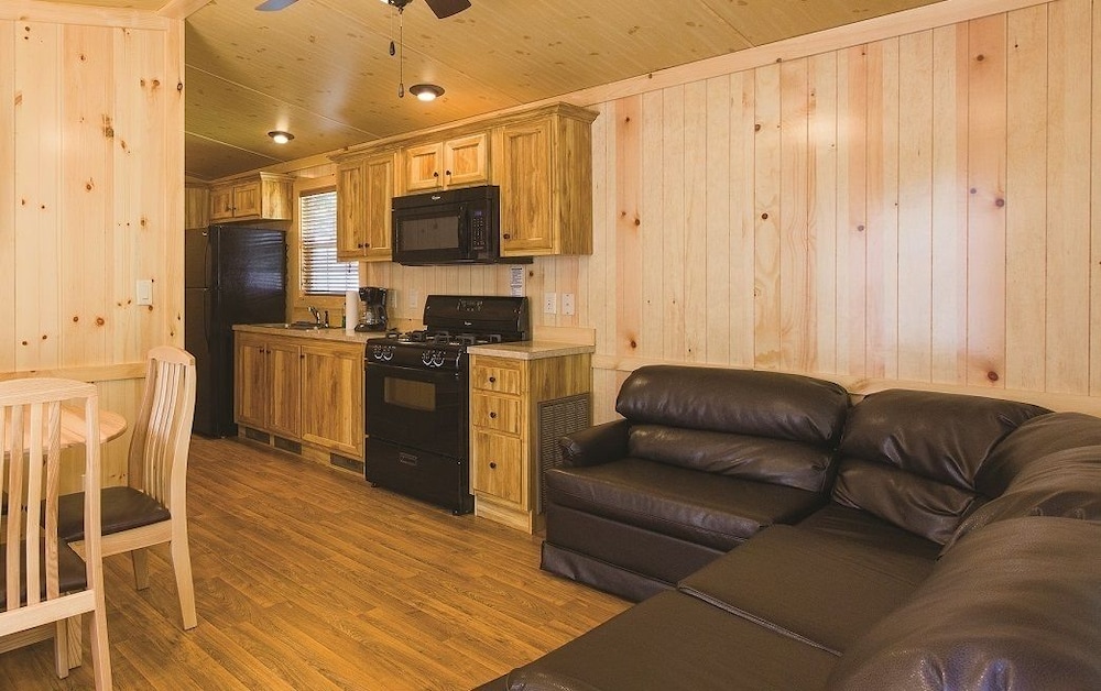 Sunset Lakes RV Resort — hotel in Hillsdale