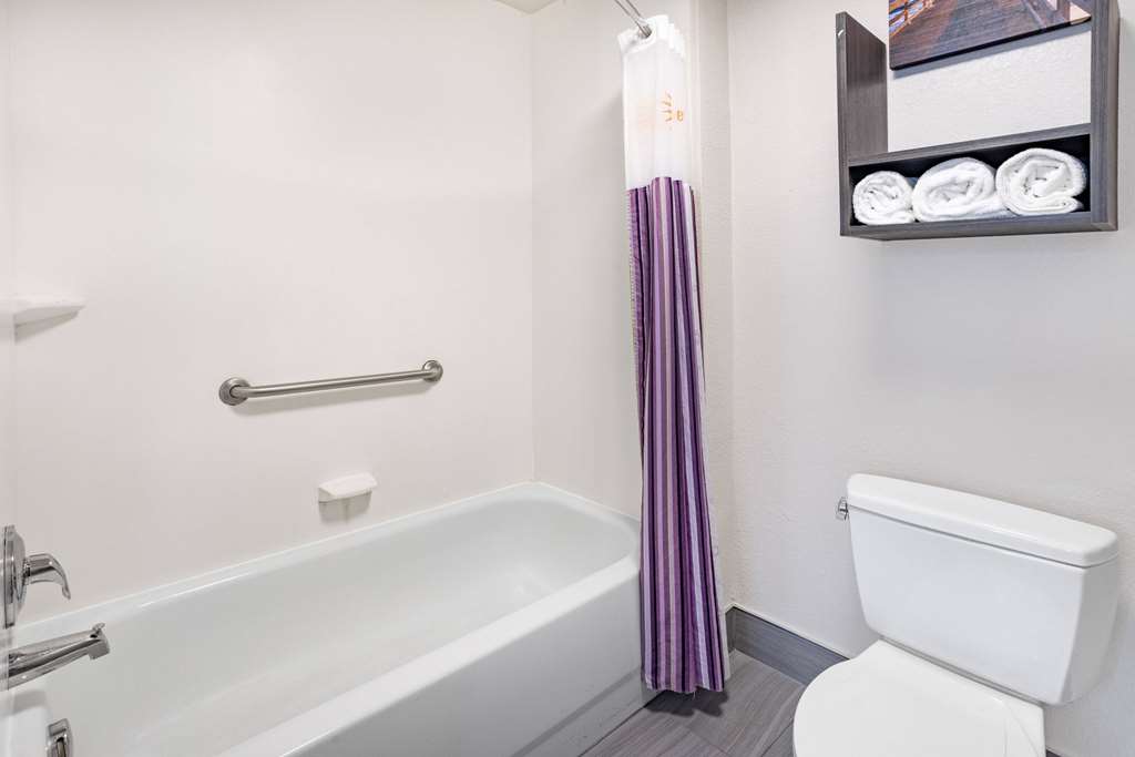 La Quinta Inn & Suites by Wyndham Norfolk - photo 17