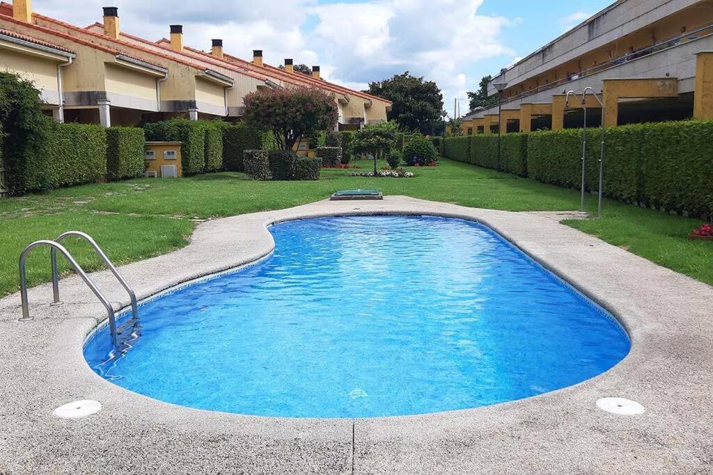 Apartamento Con Piscina En Portosin — 4-Star Luxury Hotel in Porto Do Son, Spain