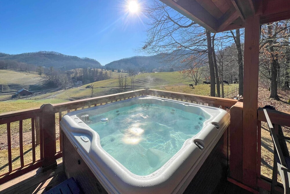 Luxury Mountain Cabin with Hot Tub and Pool Table — 4-Star Luxury Hotel in Waynesville, United States