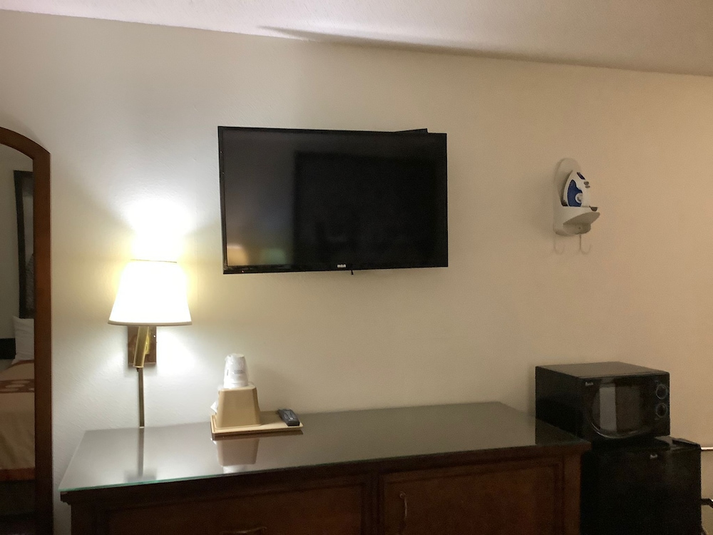 Super 8 by Wyndham Riverside Kansas City - photo 7