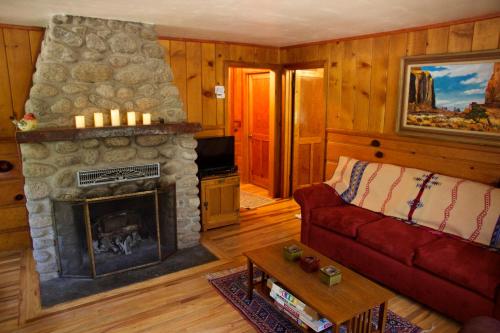 Ahwahnee be Vintage Cabin Walk to town — 4-Star Luxury Hotel in Idyllwild, United States