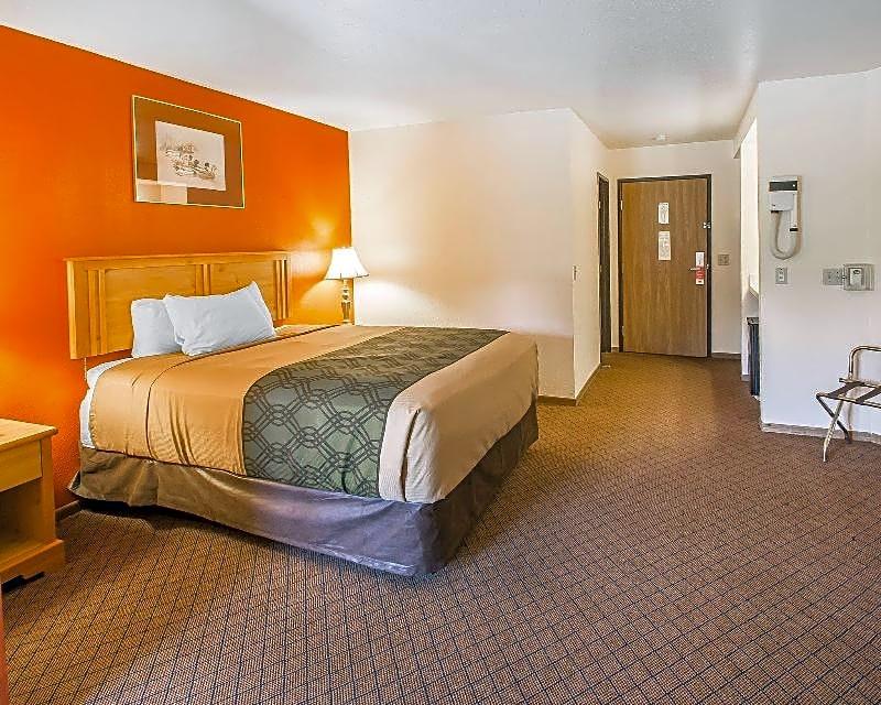 Econo Lodge Inn & Suites - photo 12